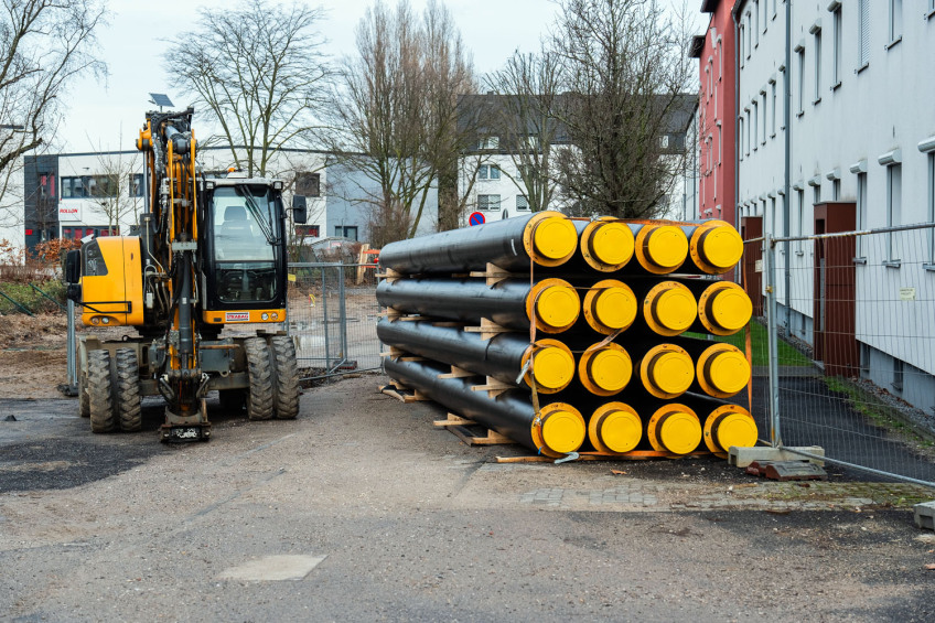 Ein Stapel Fernwärmerohre auf einer Baustelle in einem Wohngebiet., Bild © Robert Poorten / AdobeStock