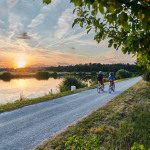 Zwei Radfahrer am Main-Donau-Kanal im Sommer.
