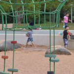 Kinder spielen auf dem Spielplatz an der Norikusbucht.