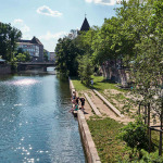 Pegnitzufer auf der Insel Schütt im Frühling.