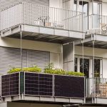 Solar-Panels an einem Balkon eines Mietshauses.