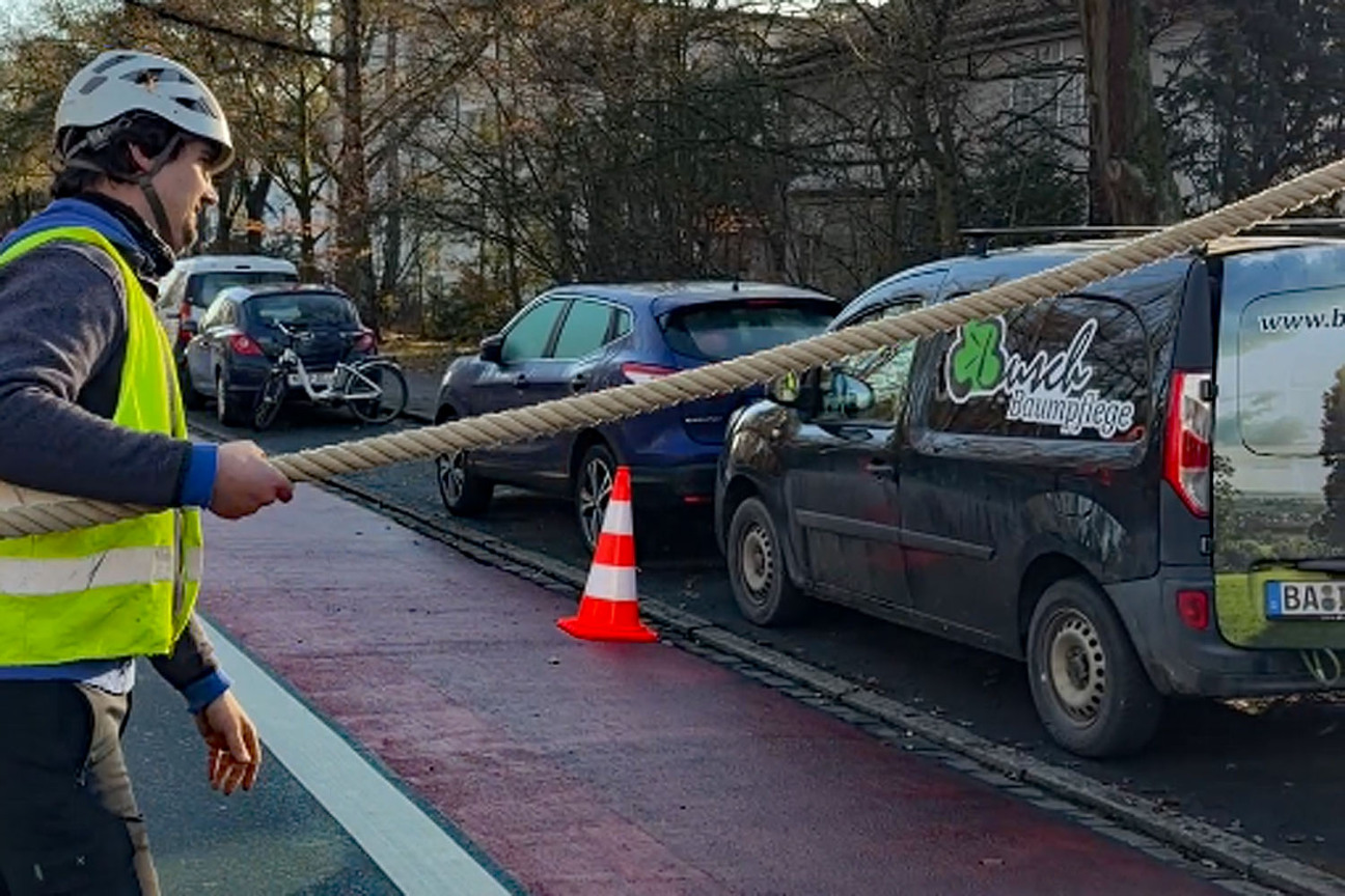 Bild © Johannes Sporrer / Stadt Nürnberg Das Seil der Eichhörnchenbrücke wird gespannt., Bild © Johannes Sporrer / Stadt Nürnberg