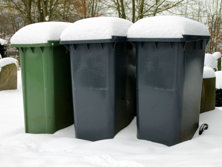 Foto von 3 Müll·tonnen im Schnee., Bild © Jörg Sabel / AdobeStock