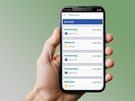 Bild © RegioIT/Sönke Hayen / AdobeStock Foto: Eine Hand hält ein Handy. Auf dem Handy ist die Abfall-App vom ASN zu sehen., Bild © RegioIT/Sönke Hayen / AdobeStock