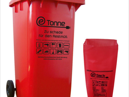 Foto von einer Roten E-Tonne und einem roten E-Sack für Elektro·schrott.