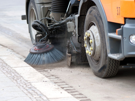 Bild © Cohelia / AdobeStock Foto: Ein Auto von der Straßen·reinigung fährt auf einer Straße., Bild © Cohelia / AdobeStock