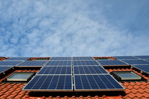 Solarpanels auf einem Hausdach. © pixabay