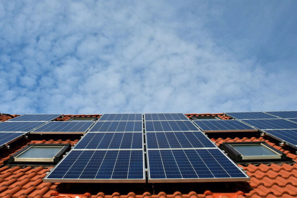 Solarpanels auf einem Hausdach.