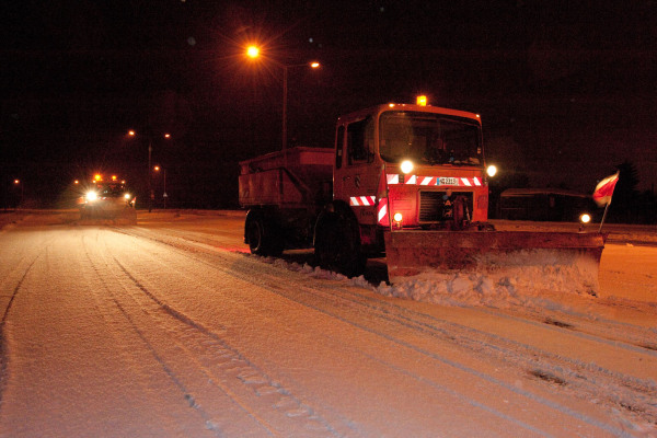 Räumfahrzeug des städtischen Winterdienstes auf einer Straße.