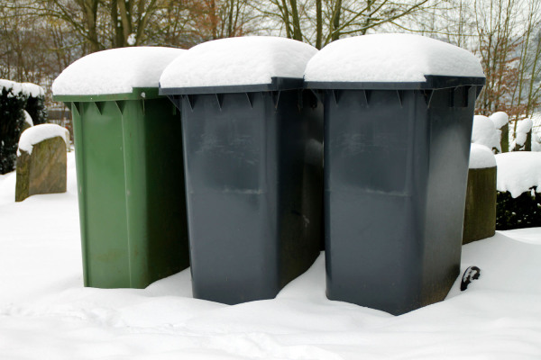 Mülltonnen im Schnee.