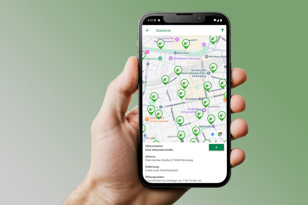 Eine Hand hält ein Smartphone. Auf dem Display ist die Abfall-App des ASN zu sehen.