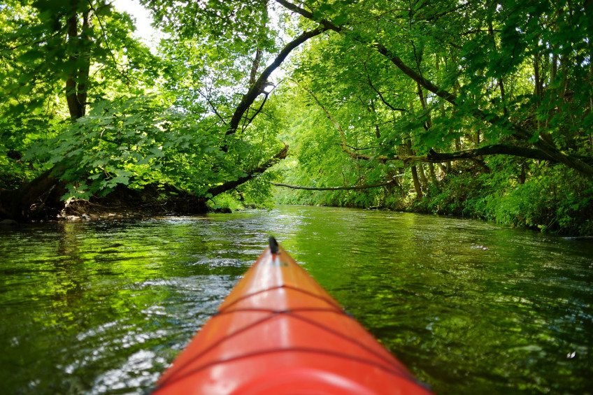 Ein Mensch paddelt mit einem Kajak auf einem Fluss., Bild © MNStudio/Adobestock 62926580