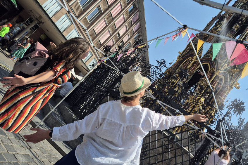 Bild © Heike Bauer / Stadt Nürnberg Zwei Frauen erfrischen sich an einem heißen Sommertag unter dem feinen Wassernebel am Hauptmarkt., Bild © Heike Bauer / Stadt Nürnberg