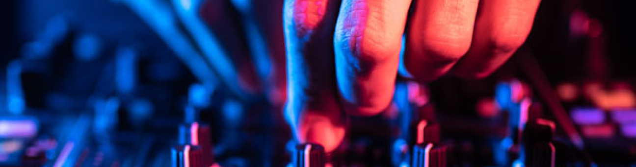 Nahaufnahme von den Händen eines DJs am DJ-Pult., Bild © McStock / AdobeStock