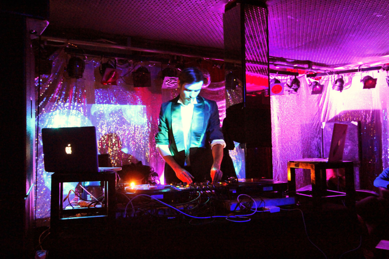 Bild © Aroundtown DJ legt in einem Club auf., Bild © Aroundtown