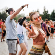 Eine junge Frau tanzt auf einem Sommer Musik Festival.