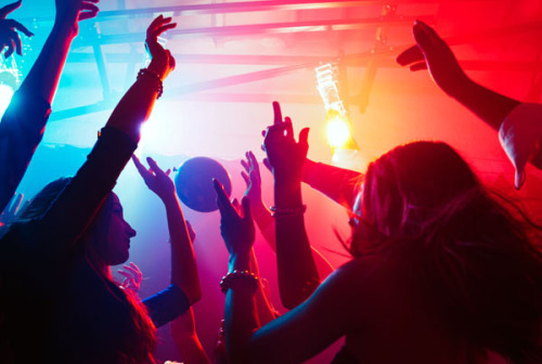 © AdobeStock Junge Leute tanzen in einem Club. © AdobeStock