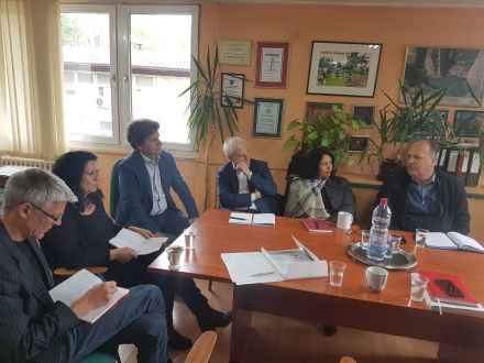 Das Bild zeigt ein Treffen von 6 Fach·leuten im Umwelt·amt von der Stadt Skopje.