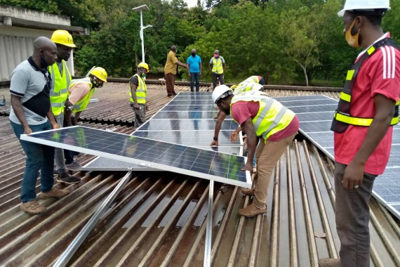 Montage von Solarpanelen auf der Berufsschule „Lycée d'Enseignement Technique et Professionel“ in Sokodé, Togo.