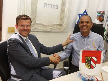 Das Bild zeigt den Ober·bürgermeister Marcus König bei einem Besuch in Israel und der Partner·stadt Hadera.