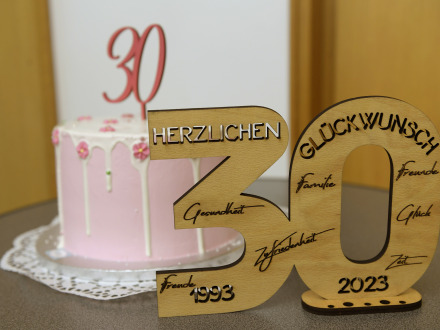 Foto: Eine Torte zum 30-jährigen Jubiläum von den Kinder·versammlungen., Bild © Anestis Aslanidis / Stadt Nürnberg