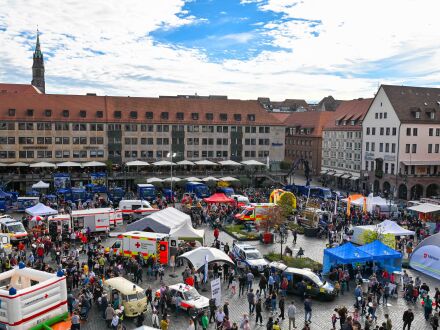 Foto: Tag der offenen Tuür im Jahr 2022 auf dem Haupt·markt in Nürnberg., Bild © Christine Dierenbach / Amt fuer Kommunikation und Stadtmarketing