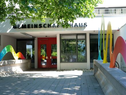 Foto vom Haupt·eingang vom Gemeinschafts·haus Langwasser., Bild © Marion Hammer / Stadt Nürnberg