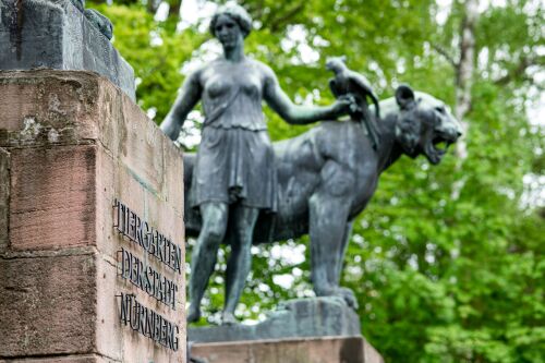 alte Portalfiguren am Eingang des Tiergartens