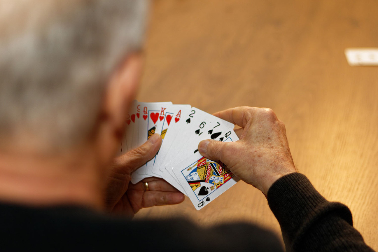 Bild © kkoertshuis / pixabay.com Ein älterer Mann mit Spielkarten in der Hand, Bild © kkoertshuis / pixabay.com