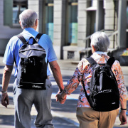 Seniorenpaar unterwegs in einer Stadt.
