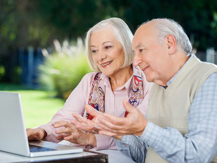 Foto von 2 älteren Personen. Die beiden Personen sitzen vor einem Laptop., Bild © AdobeStock