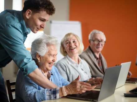 Foto von 3 Senioren in einem Computer·kurs., Bild © Halfpoint / AdobeStock