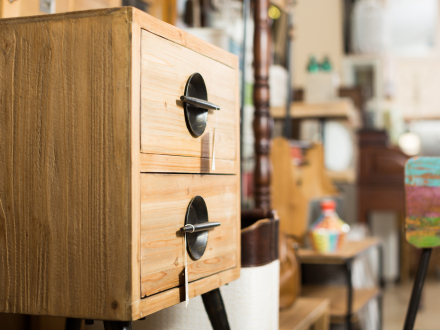 Bild © Iakov Filimonov / AdobeStock Foto: Second-Hand-Möbel in einem Laden., Bild © Iakov Filimonov / AdobeStock