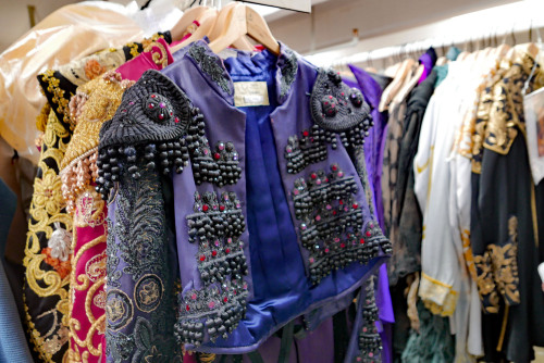 © Susanne / AdobeStock Kleiderstangen voll mit Kostümen in einem Theater. © Susanne / AdobeStock