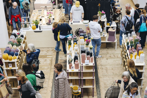 Blick in die Halle beim Kunst und Designmarkt in Nürnberg.