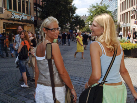 Bild © Birgit Fuder / Stadt Nürnberg Foto: 2 Personen beim Einkaufen in einer Einkaufs·straße in Nürnberg., Bild © Birgit Fuder / Stadt Nürnberg