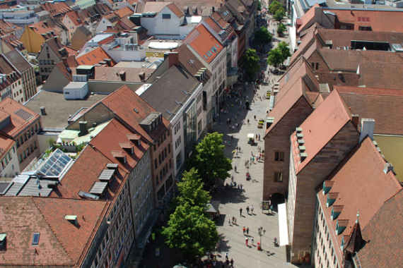 Fußgängerzone in der Karolinenstraße aus der Luft gesehen.
