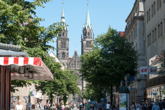 Blick in die Karolinenstraße der Nürnberger Fußgängerzone
