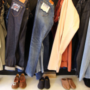 Jeans und Schuhe in einem Bekleidungsgeschäft