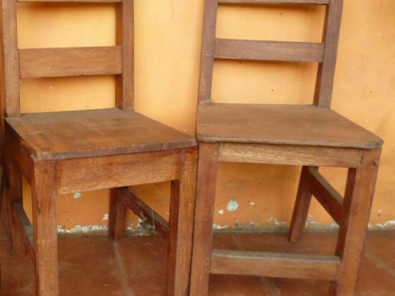 Foto von 2 alten Stühlen., Bild © PublicDomainPictures / pixabay.com