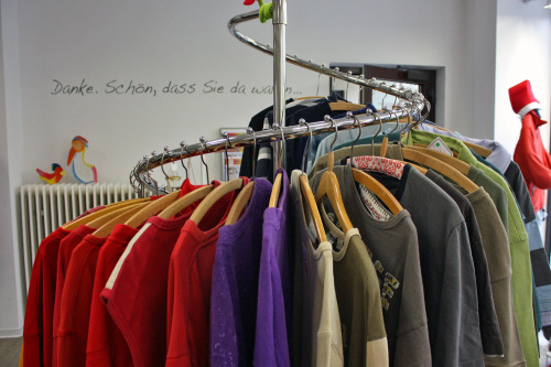 Kleidung im Laden Zweite Chance der Heilsarmee