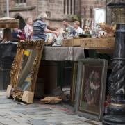 Gemälde lehnen an einem Stand beim Trempelmarkt in Nürnberg