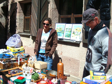 Foto von einem Stand auf dem Flohmarkt im Schloss Almoshof., Bild © Stadt Nürnberg