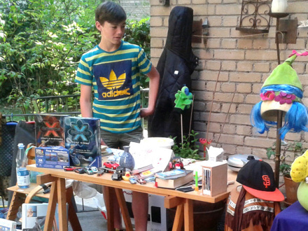 Bild © Dr. Nicola Mögel Foto von einem Stand bei einem Hof·flohmarkt., Bild © Dr. Nicola Mögel