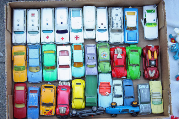 Eine Schachtel voller Matchbox-Autos auf dem Trempelmarkt.