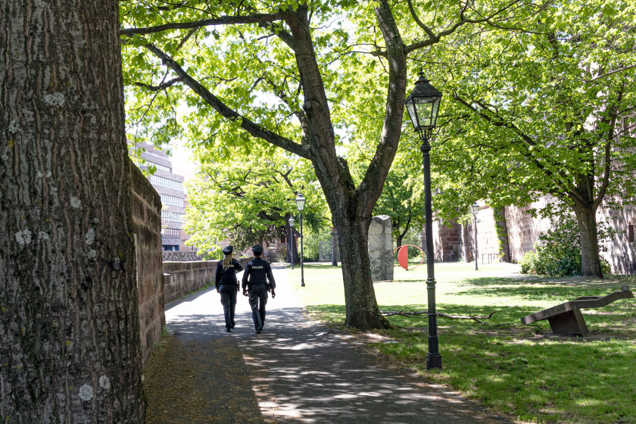 Eine Polizeistreife läuft durch den Nürnberger Stadtgraben., Bild © TFARM3R / AdobeStock