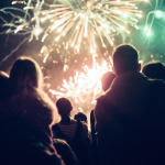 Junge Leute boeachten ein Silvester-Feuerwerk