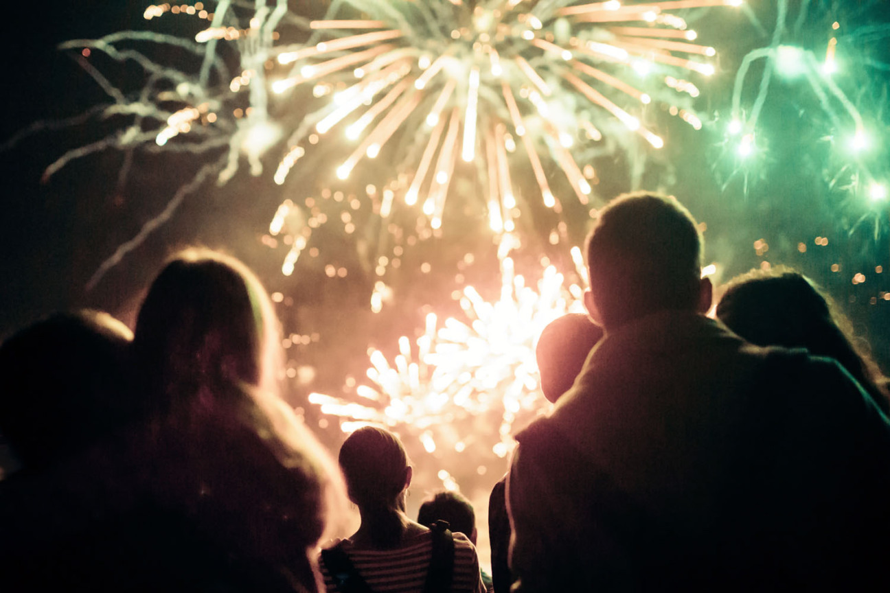 Bild © ANDOR BUJDOSO / AdobeStock Leute, die ein Silvesterfeuerwerk anschauen., Bild © ANDOR BUJDOSO / AdobeStock