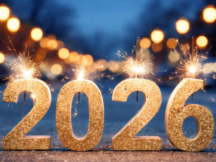 Foto von den Zahlen 2026. Über den Zahlen leuchten Wunder·kerzen., Bild © Corri Seizinger / 1821456590/Adobe Stock