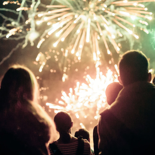 © ANDOR BUJDOSO / AdobeStock Leute, die ein Silvesterfeuerwerk anschauen. © ANDOR BUJDOSO / AdobeStock